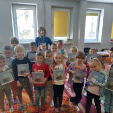 Grupa 5 na lekcji w bibliotece