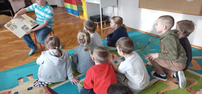Cała Polska czyta dzieciom – Maciek z SP2 czyta dzieciom z grupy 6.