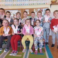 Radosnych Świąt Wielkanocnych składają dzieci z grupy 6