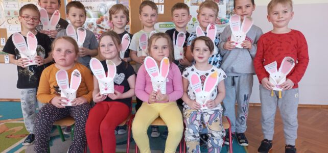 Radosnych Świąt Wielkanocnych składają dzieci z grupy 6