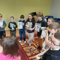 Zajęcia w bibliotece – grupa 5 poznaje Muminki