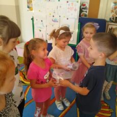 Dzień Dziewczynki i Chłopaka w grupie 4