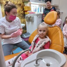 Grupa 3 w gabinecie stomatologicznym „Wojciechowscy” – udział w projekcie „Polska mówi aaa”