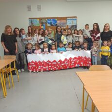 „ Biało-czerwona dla przedszkolaka” – projekt realizowany w grupie 3 we współpracy z młodzieżą z SP2. Przedszkolaki poznają symbole narodowe poprzez spotkania oraz wspólną zabawę ze starszymi kolegami ze szkoły podstawowej.