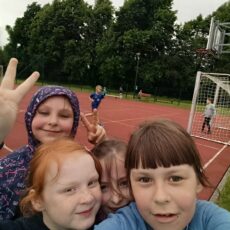Spotkanie rodzinne, kiełbaski i zawody sportowe grupy 6
