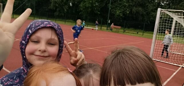 Spotkanie rodzinne, kiełbaski i zawody sportowe grupy 6