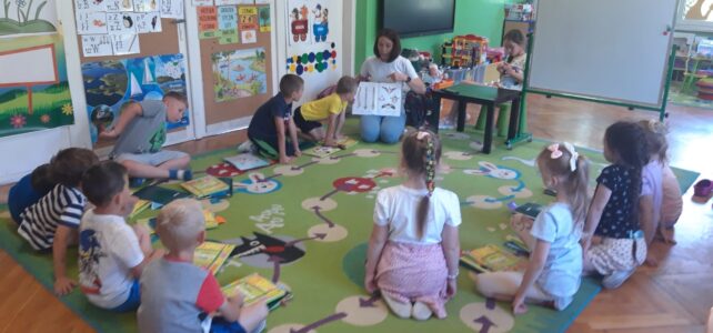 Jak o kręgosłup dbać by później nie narzekać dowiedziały się dzieci z grupy 5 od rehabilitanta ruchowego z przedszkola pani I. Naras. Dziękujemy!