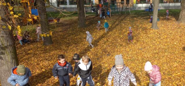 Zabawy jesienne w ogrodzie przedszkolnym – grupa 2 i 4