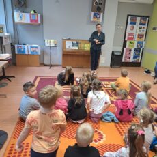 Poznajemy świat książek! Pierwsze zajęcia w bibliotece – grupa 4